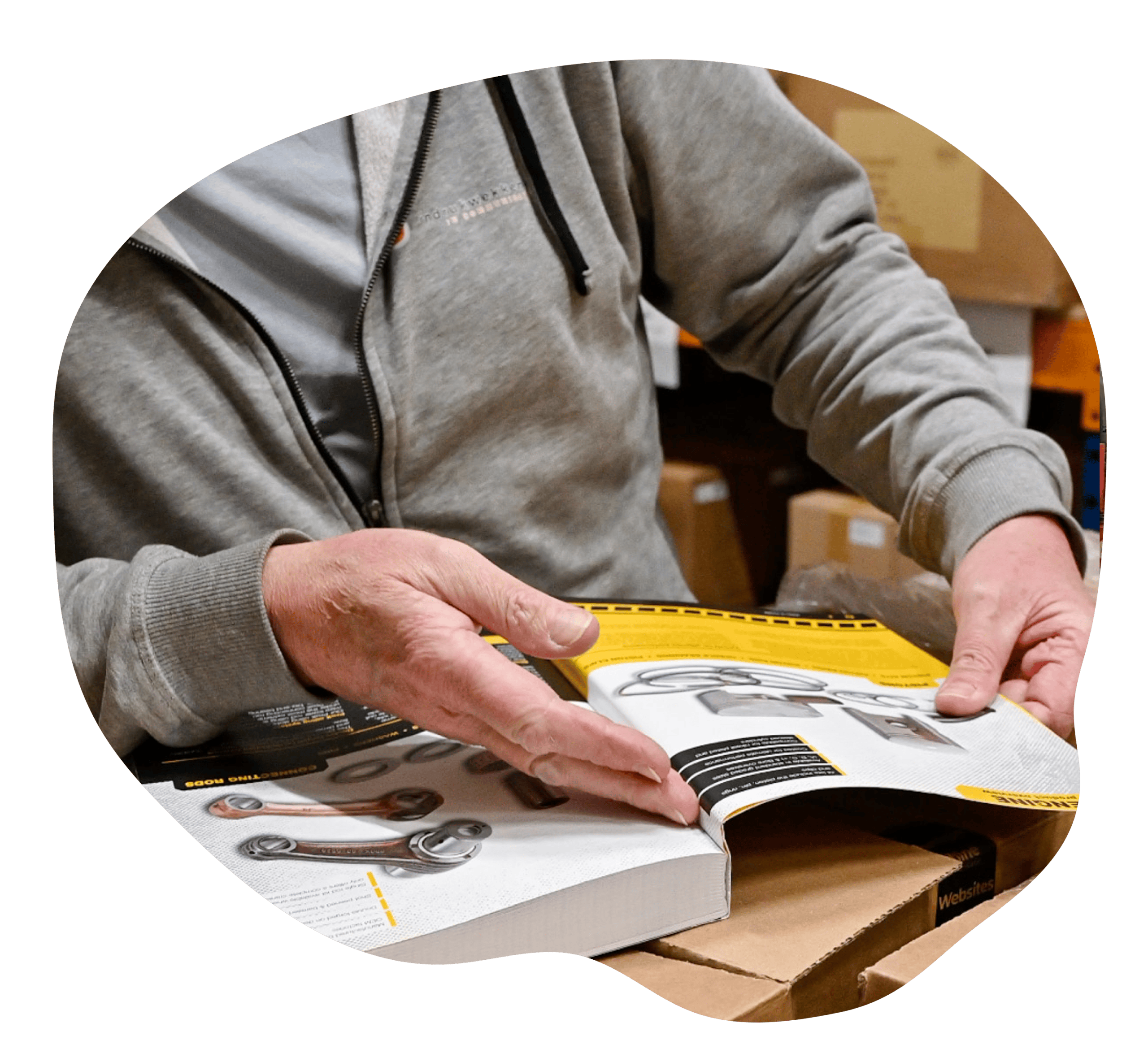 Projectmanager controleert drukwerk
